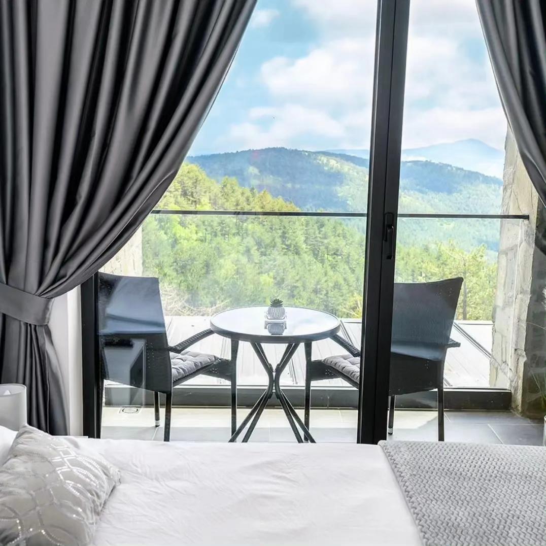 Pogled iz spavaće sobe na balkon i planine